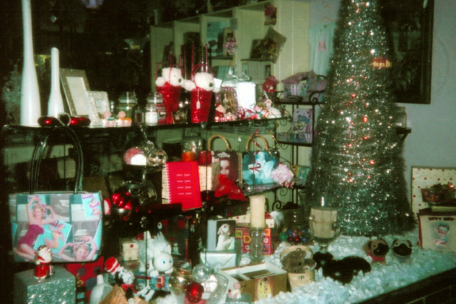 window-Xmas1.jpg - 113887 Bytes